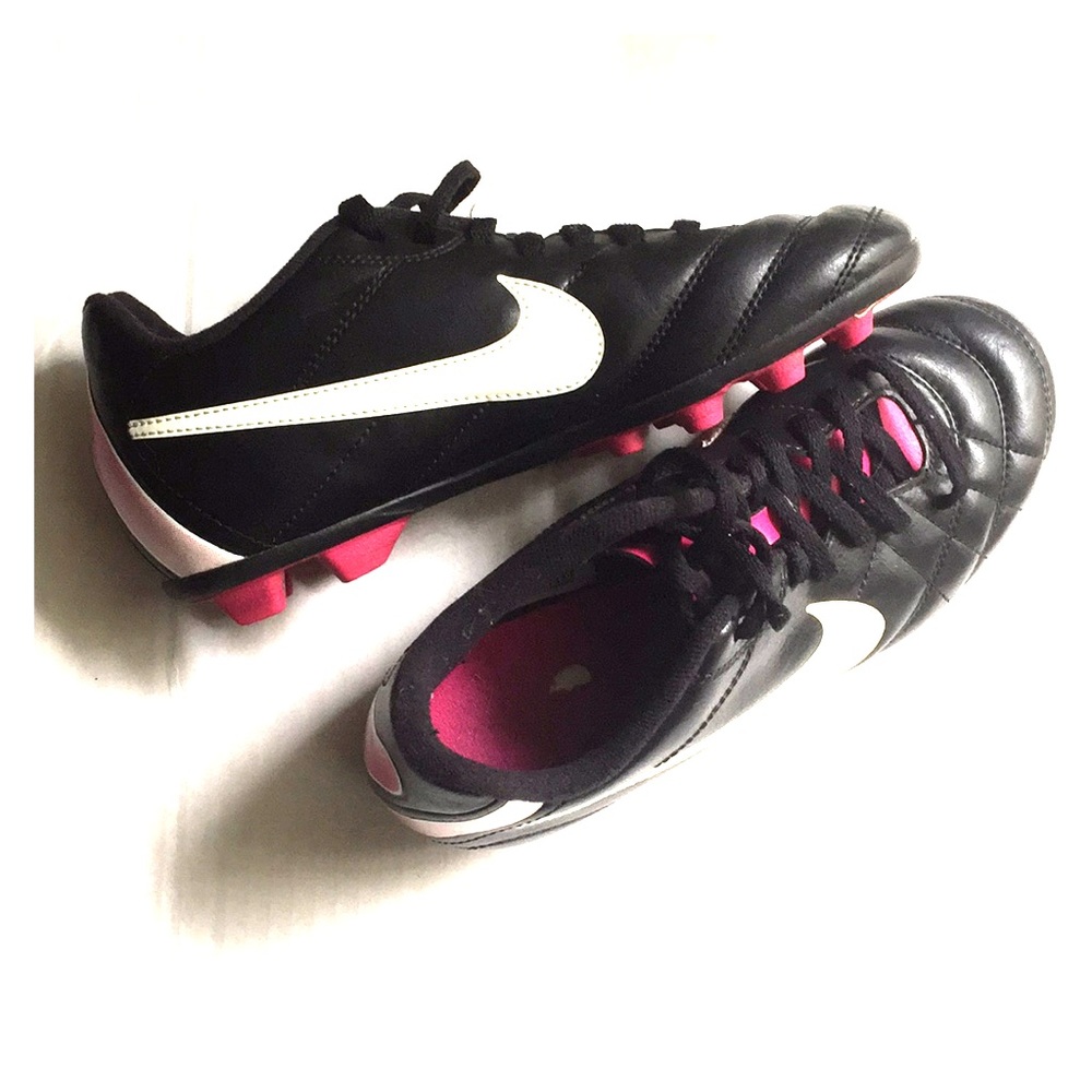 Nike Girls Soccer Cleats. Size 3Y